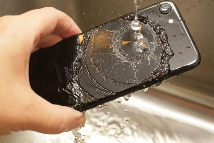 Có thể nhúng nước nếu em điện thoại bạn có chống nước